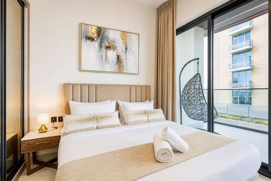 11 Bingatti Canal 1BR Apartment with Gym & Views