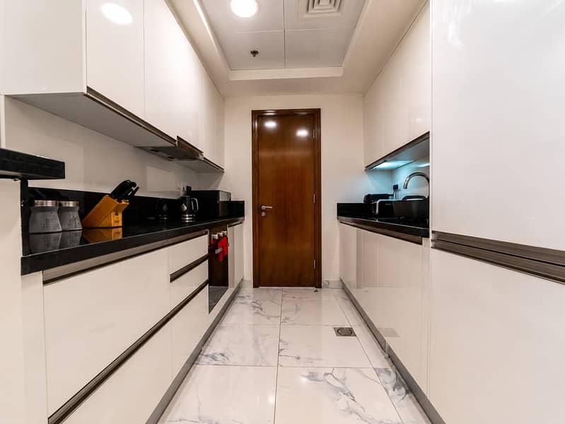 7 Luxury 1BR Apt in Dubai with Pool & Gym