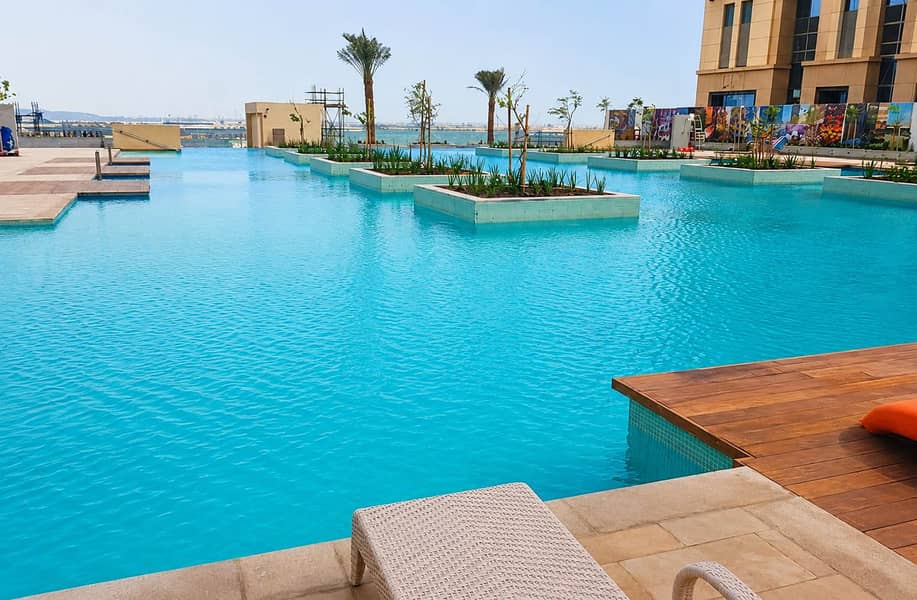 17 Luxury 1BR Apt in Dubai with Pool & Gym