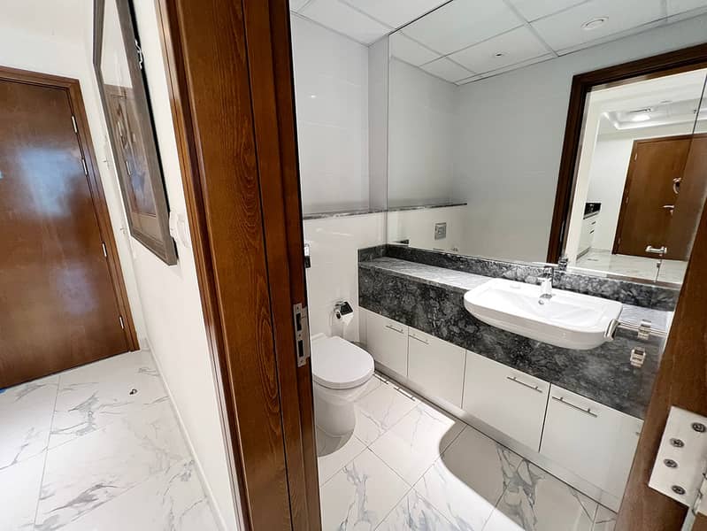 19 Noora Tower 1BR: Dubai Luxury with Pool & Gym