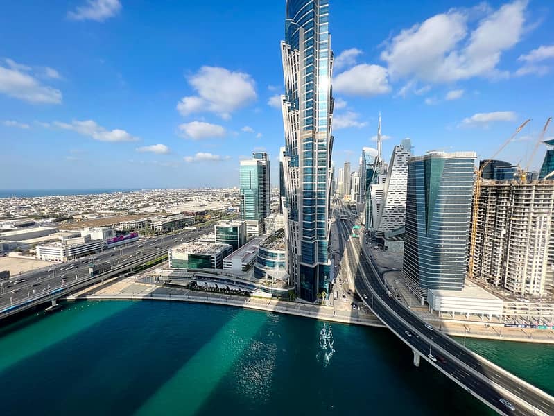 26 Noora Tower 1BR: Dubai Luxury with Pool & Gym