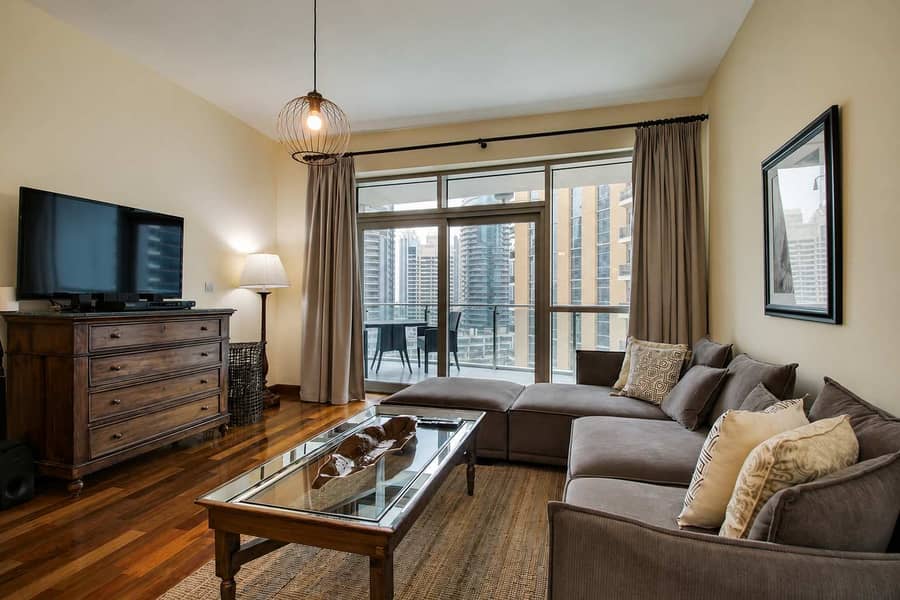2 Dubai Marina 2BR: Balcony, Pool & Gym!