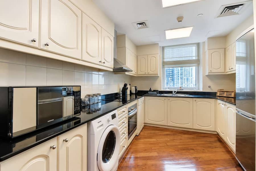 3 Dubai Marina 2BR: Balcony, Pool & Gym!