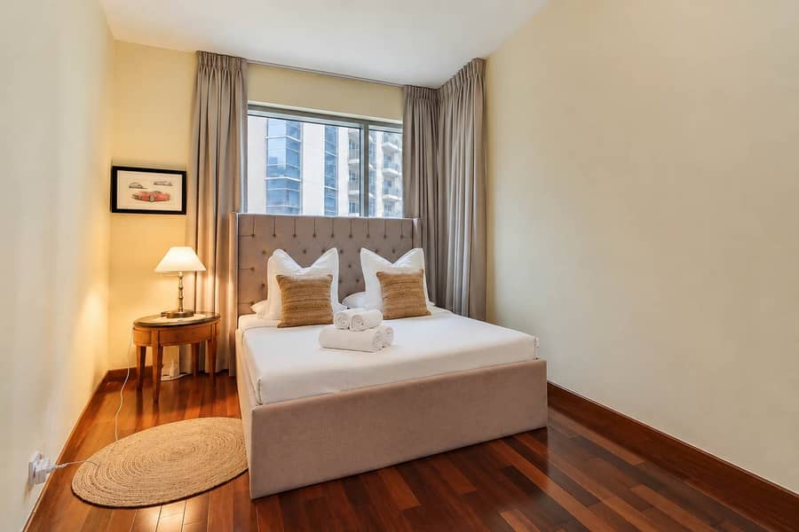 4 Dubai Marina 2BR: Balcony, Pool & Gym!