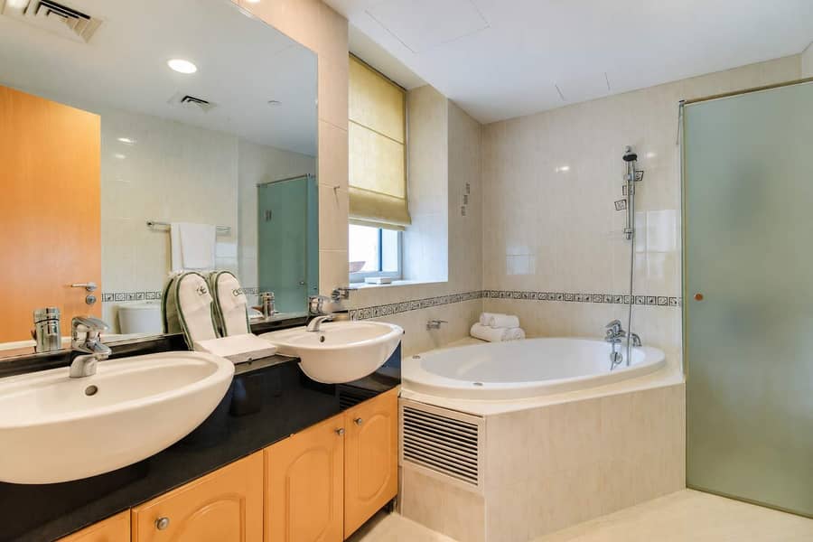 5 Dubai Marina 2BR: Balcony, Pool & Gym!