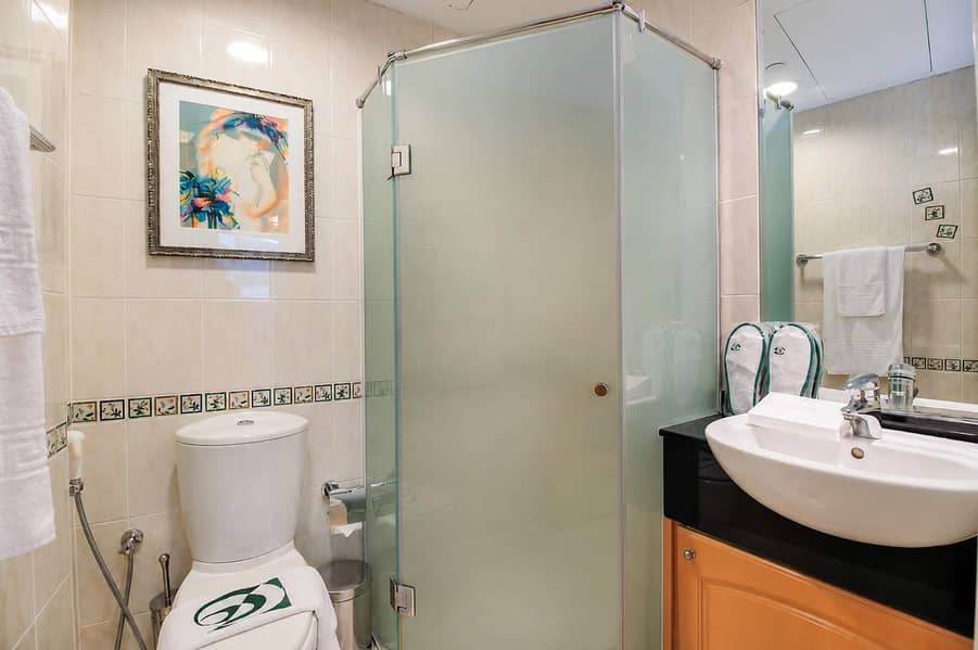 7 Dubai Marina 2BR: Balcony, Pool & Gym!