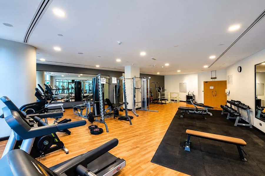 9 Dubai Marina 2BR: Balcony, Pool & Gym!