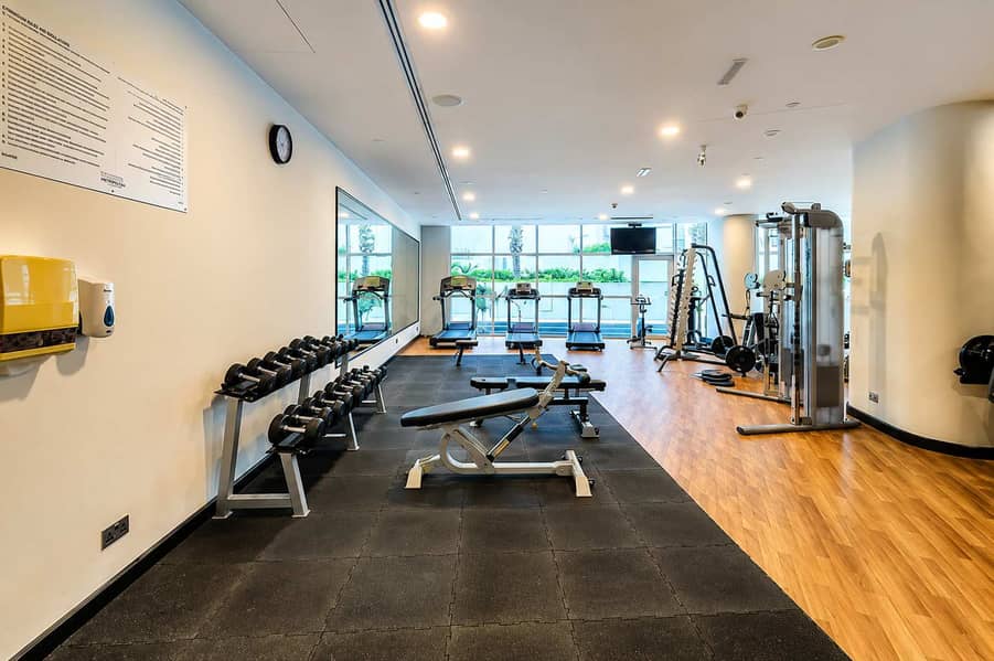 10 Dubai Marina 2BR: Balcony, Pool & Gym!