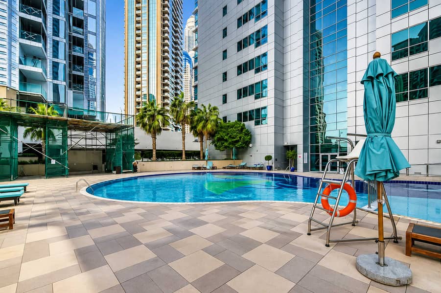 11 Dubai Marina 2BR: Balcony, Pool & Gym!