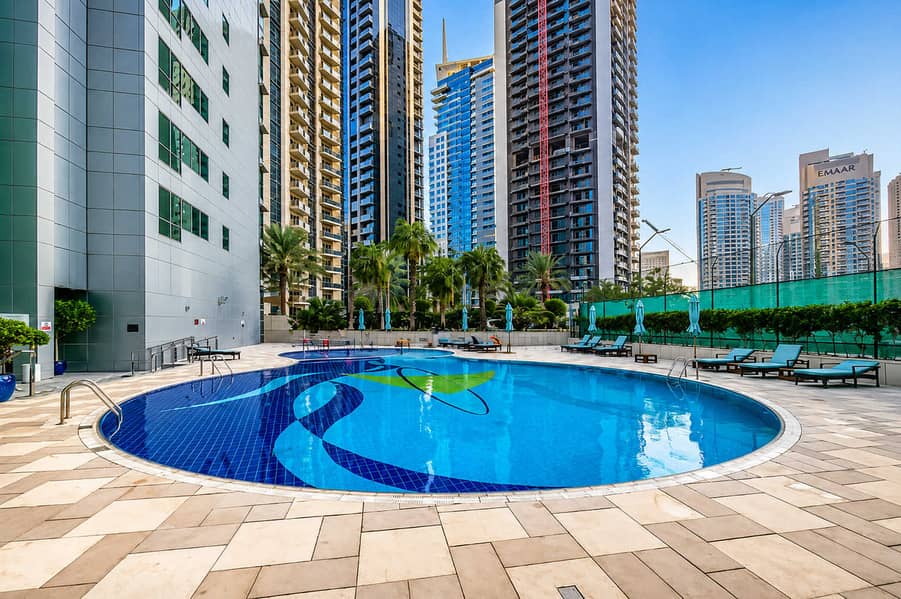 12 Dubai Marina 2BR: Balcony, Pool & Gym!
