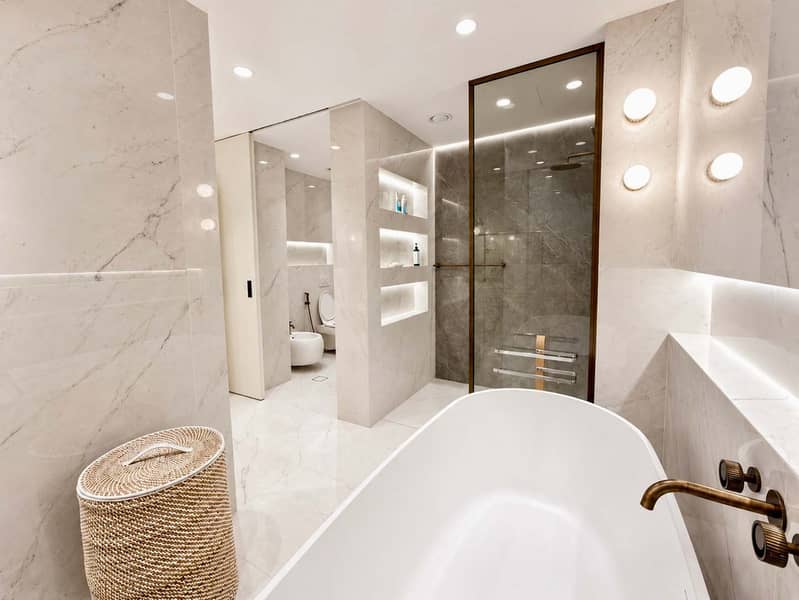 18 Beautifully Upgraded 2 Bedroom Directly on the Park
