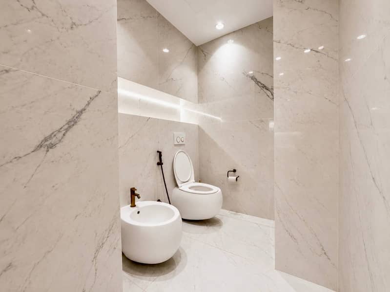 20 Beautifully Upgraded 2 Bedroom Directly on the Park