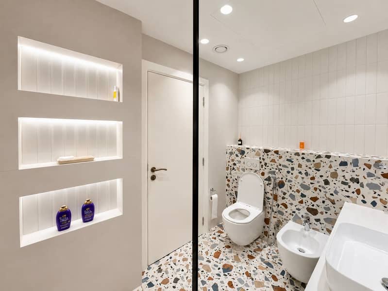 28 Beautifully Upgraded 2 Bedroom Directly on the Park