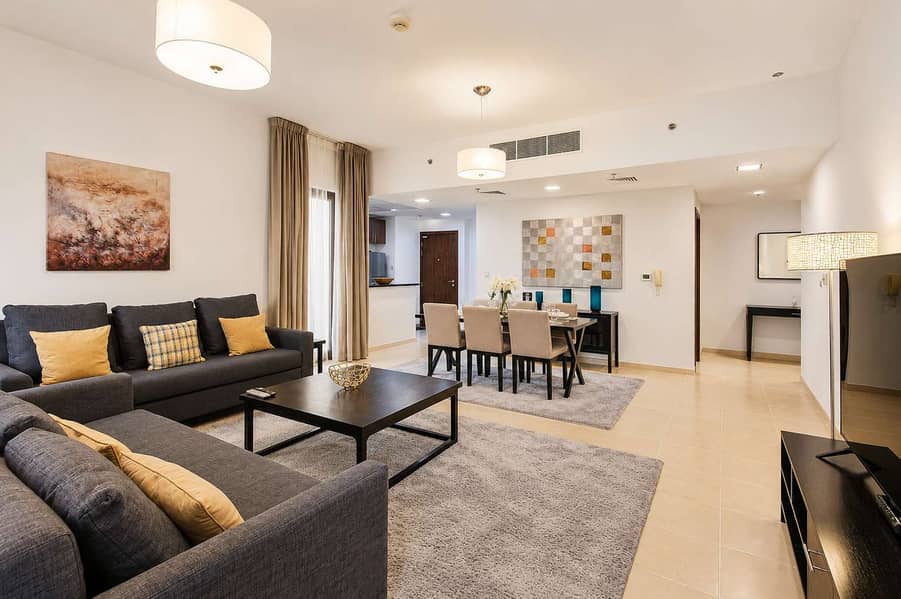 2 Dubai Beachfront: Luxury Apartment with Pool & Views