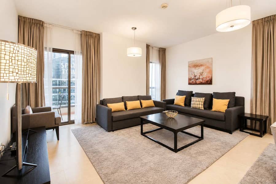 3 Dubai Beachfront: Luxury Apartment with Pool & Views