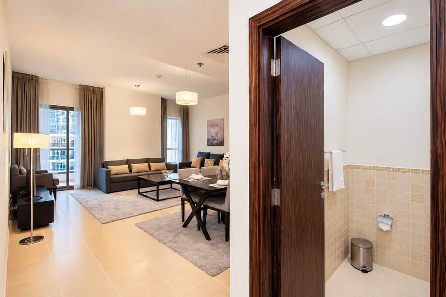 4 Dubai Beachfront: Luxury Apartment with Pool & Views
