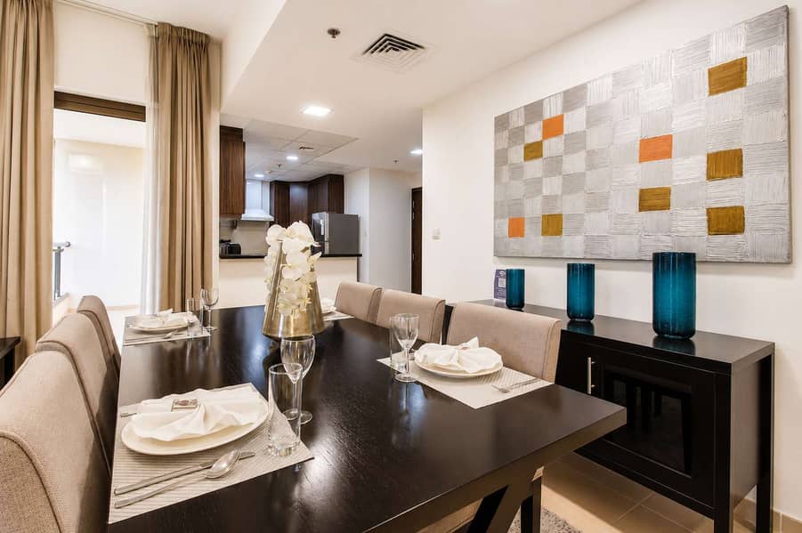 6 Dubai Beachfront: Luxury Apartment with Pool & Views
