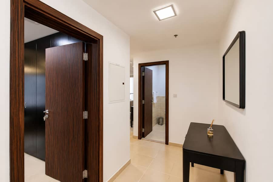 7 Dubai Beachfront: Luxury Apartment with Pool & Views