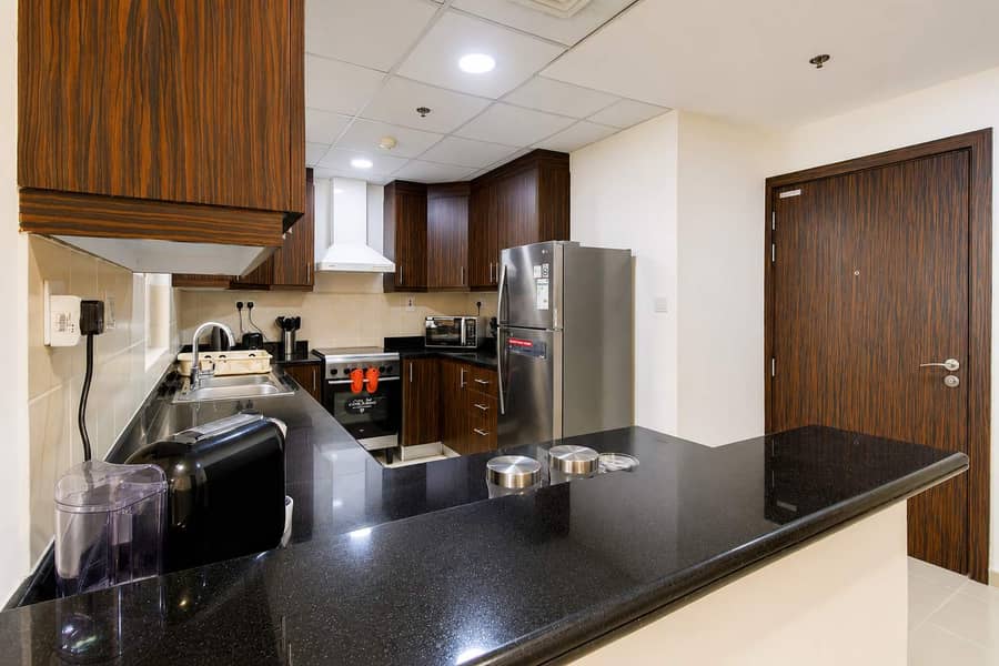 8 Dubai Beachfront: Luxury Apartment with Pool & Views