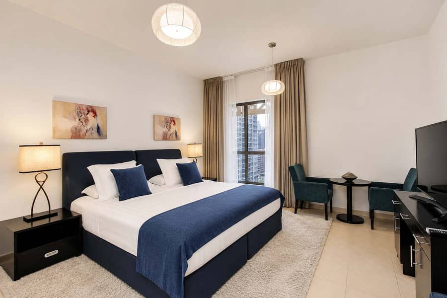 11 Dubai Beachfront: Luxury Apartment with Pool & Views