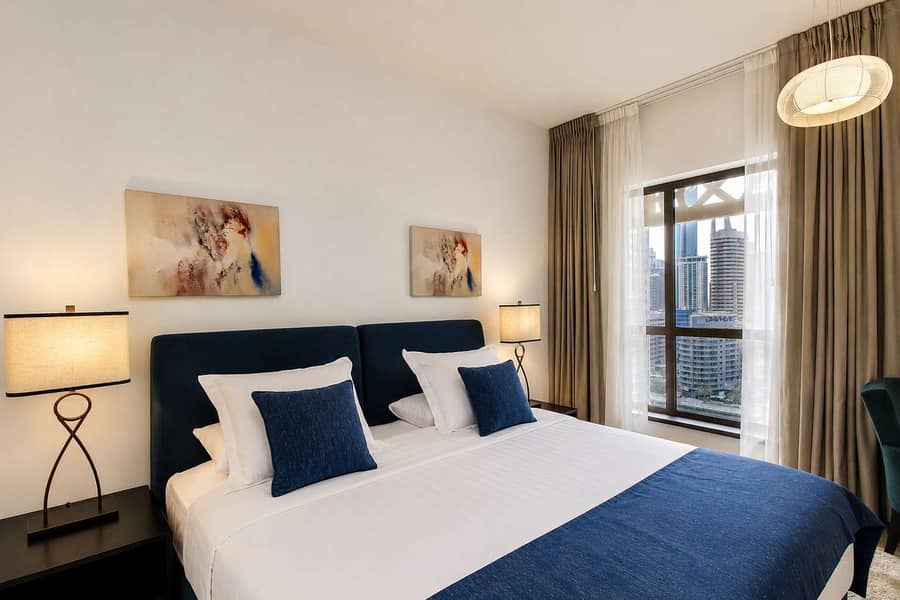 12 Dubai Beachfront: Luxury Apartment with Pool & Views