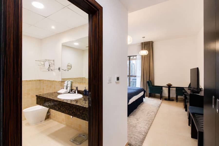 13 Dubai Beachfront: Luxury Apartment with Pool & Views