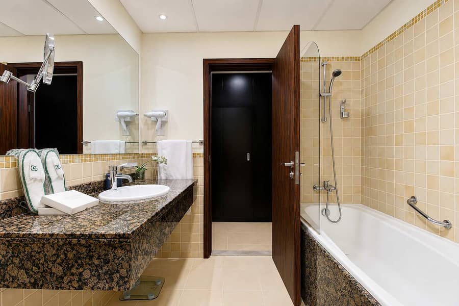 14 Dubai Beachfront: Luxury Apartment with Pool & Views