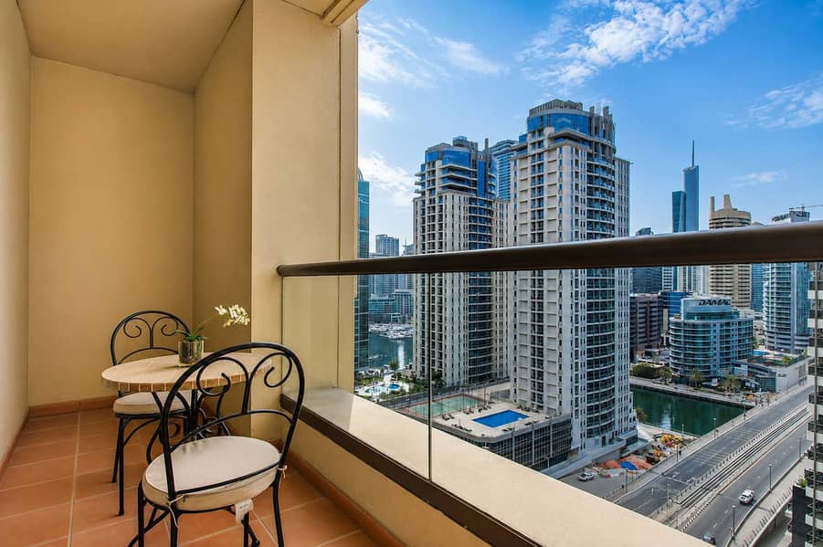 16 Dubai Beachfront: Luxury Apartment with Pool & Views