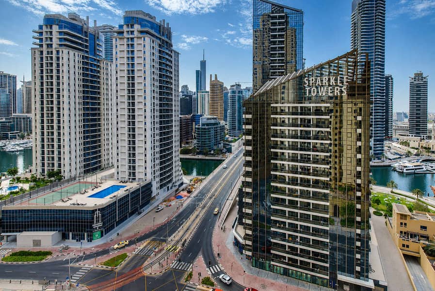 17 Dubai Beachfront: Luxury Apartment with Pool & Views