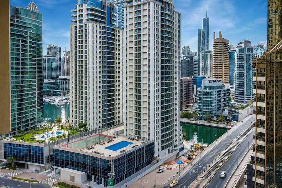 18 Dubai Beachfront: Luxury Apartment with Pool & Views