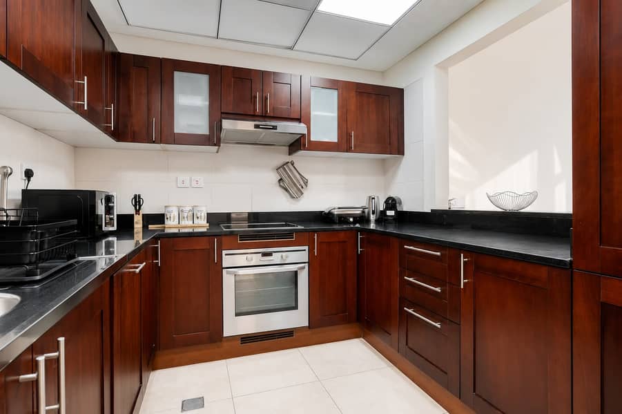 9 JLT 1-Bed Apartment: City Views, Gym & Balcony