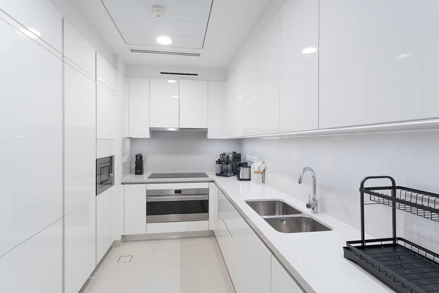 14 Dubai Luxury: 3-Bedroom Apartment with Views