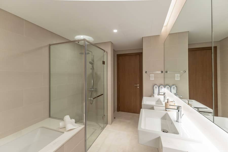 30 Dubai Luxury: 3-Bedroom Apartment with Views