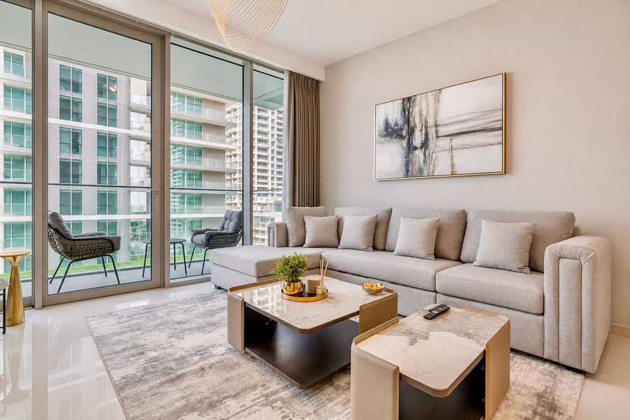 5 Beachfront Bliss: 2BR Apartment in Dubai with Pool