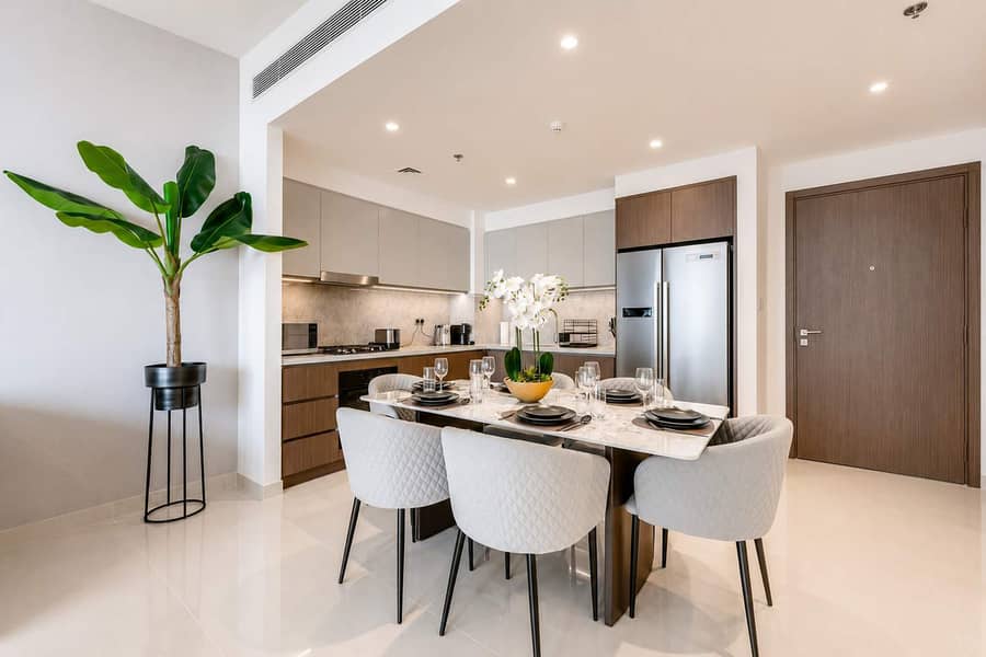 8 Beachfront Bliss: 2BR Apartment in Dubai with Pool