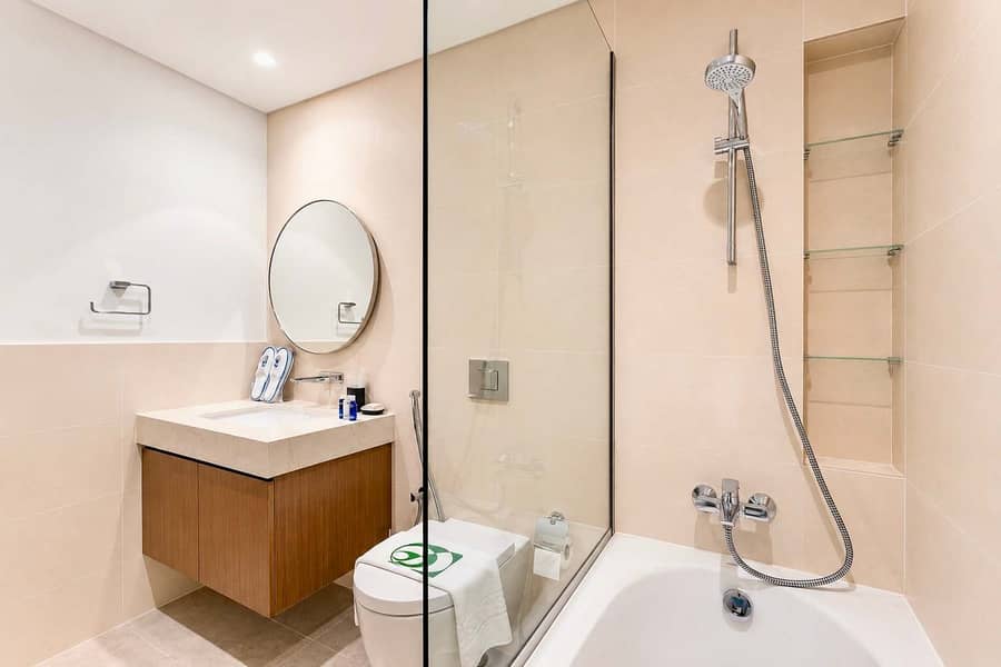 13 Beachfront Bliss: 2BR Apartment in Dubai with Pool