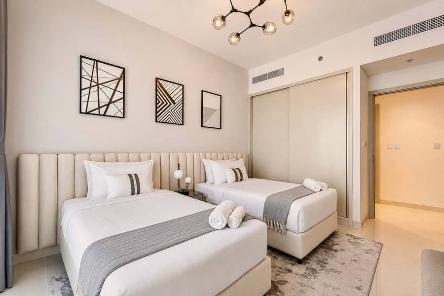 14 Beachfront Bliss: 2BR Apartment in Dubai with Pool