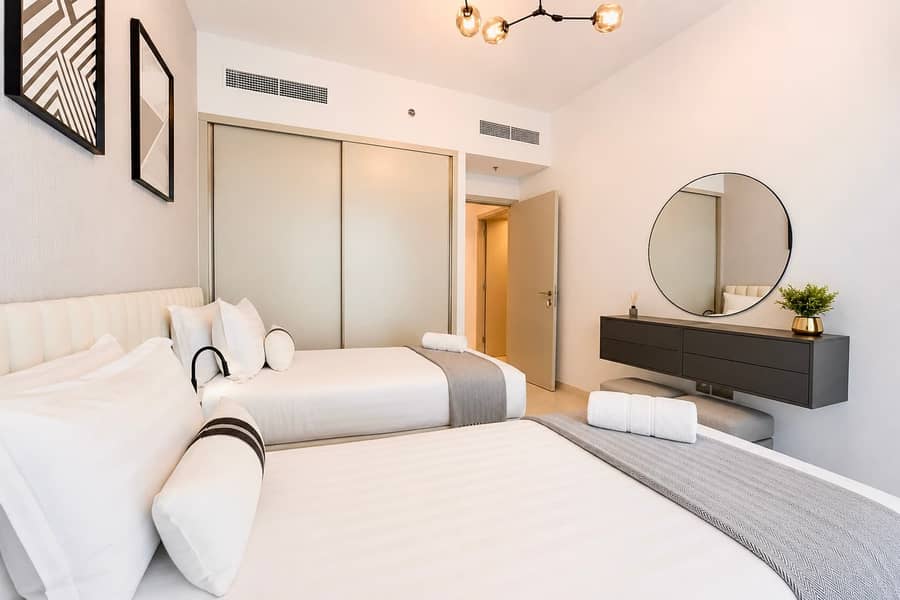 17 Beachfront Bliss: 2BR Apartment in Dubai with Pool