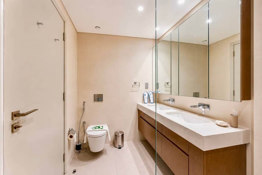 19 Beachfront Bliss: 2BR Apartment in Dubai with Pool