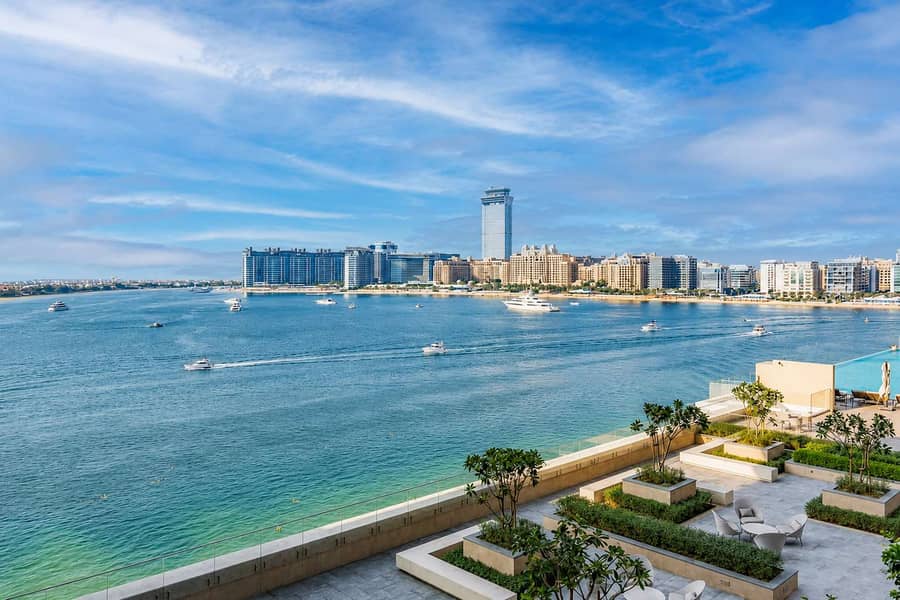 21 Beachfront Bliss: 2BR Apartment in Dubai with Pool