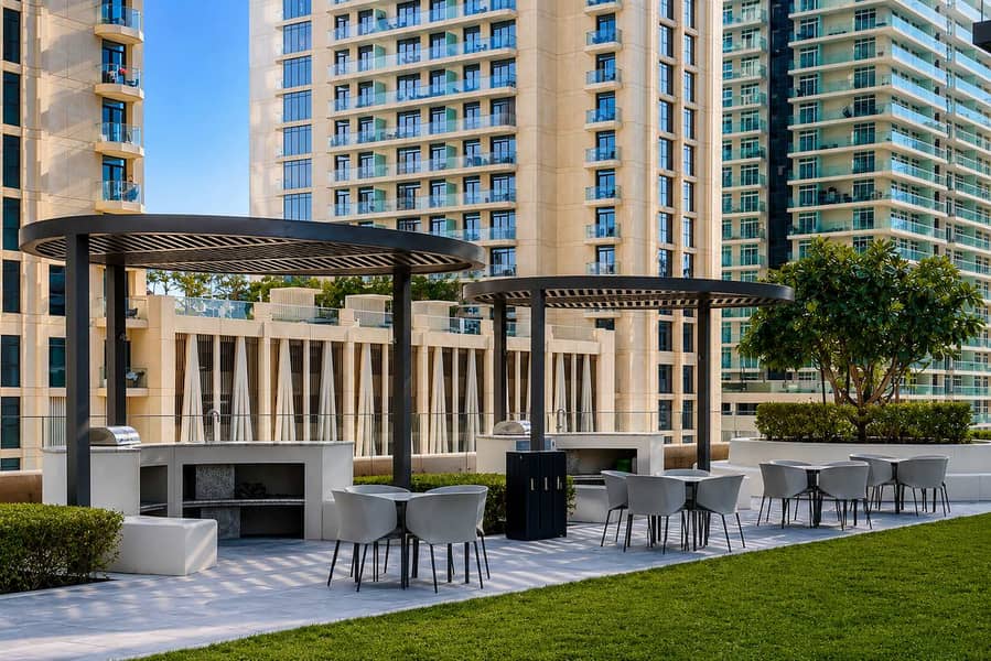 22 Beachfront Bliss: 2BR Apartment in Dubai with Pool