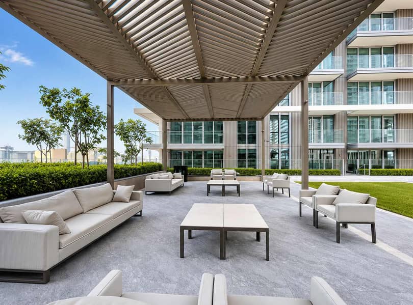 23 Beachfront Bliss: 2BR Apartment in Dubai with Pool