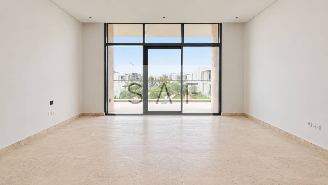 12 Bright empty room, balcony view. png