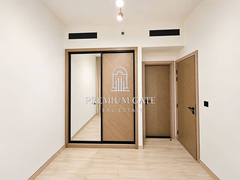 6 Minimalist Entryway with Mirrored Wardrobe and Wood Doors. png