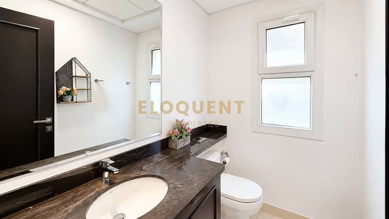 11 Modern Minimalist Bathroom with Floral Garden Box. png