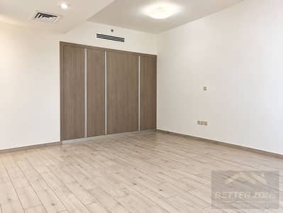 Monolocale in affitto a Jumeirah Village Circle (JVC), Dubai - Minimal Modern Room with Built-In Wardrobe. png