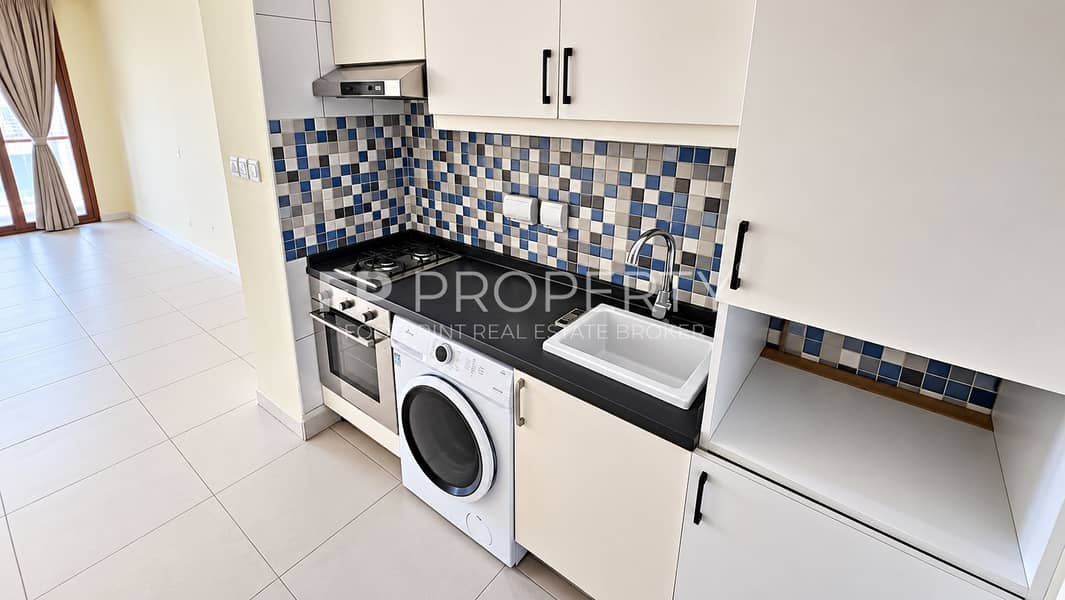 4 Bright Modern Compact Kitchen Interior. png