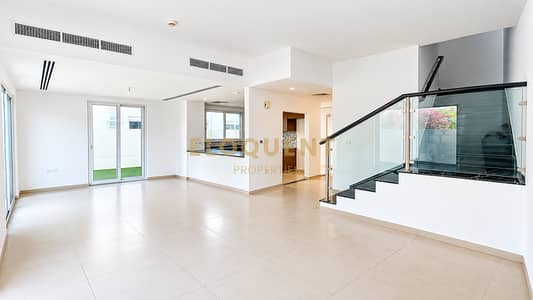4 Bedroom Townhouse for Rent in Mudon, Dubai - Modern Open-Plan Interior with Glass Staircase. png