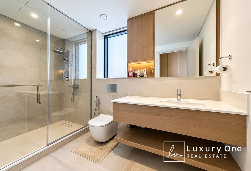 12 Modern Warm-Toned Bathroom Interior (1). png