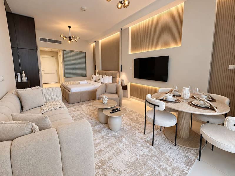 4 Luxury Palm Views East Apartment with Pool and Gym Access